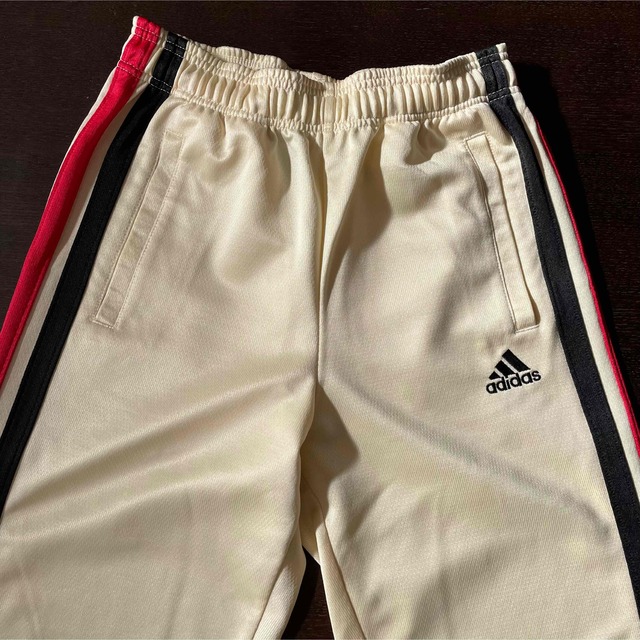 adidas(アディダス)の▶︎adidas◀︎ジャージセットアップ　キッズ160アイボリー赤黒黄３本ライン スポーツ/アウトドアのサッカー/フットサル(ウェア)の商品写真