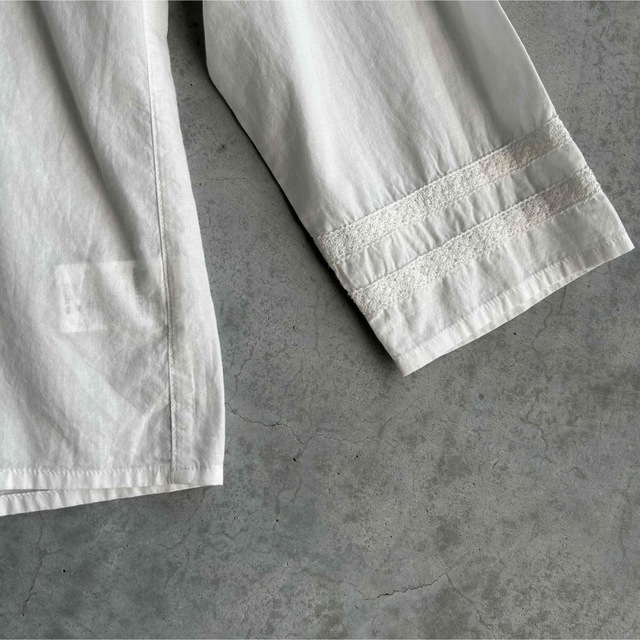 DENIM DUNGAREE(デニムダンガリー)の極美品 denim dungaree 白 ブラウス シャツ size2 レディースのトップス(シャツ/ブラウス(長袖/七分))の商品写真