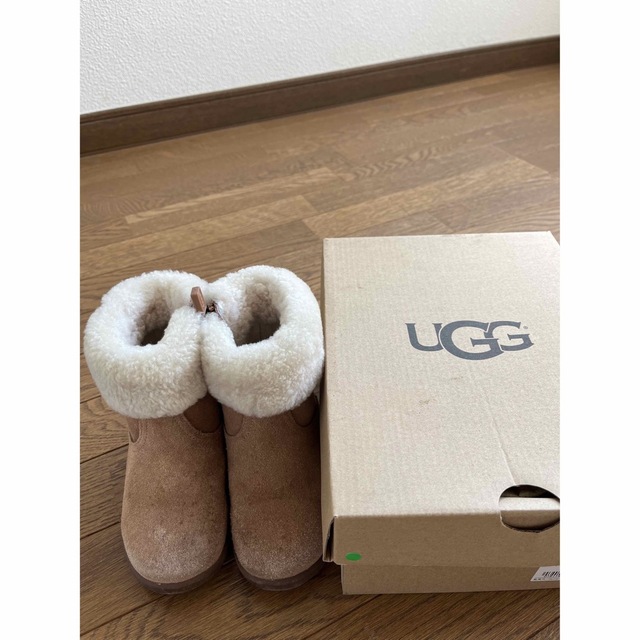 UGG(アグ)のUGG ムートンブーツ　jorieII ベージュ　14.5cm キッズ/ベビー/マタニティのベビー靴/シューズ(~14cm)(ブーツ)の商品写真