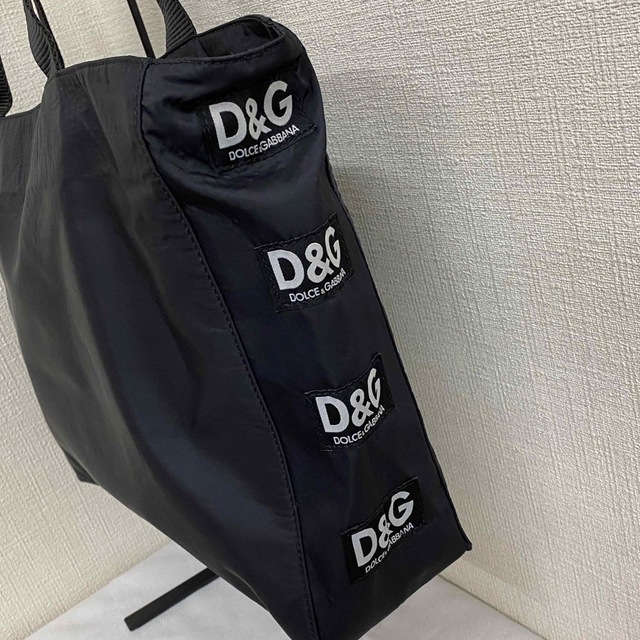 DOLCE&GABBANA(ドルチェアンドガッバーナ)のドルチェ＆ガッバーナ　ドルガバ　ショルダーバッグ ブラック　脇にロゴ レディースのバッグ(ショルダーバッグ)の商品写真