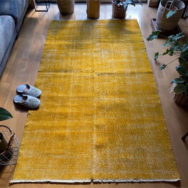 濃いイエロー オーバーダイ ワンカラーラグ トルコヴィンテージラグの通販 by turkish rug syuri shop｜ラクマ