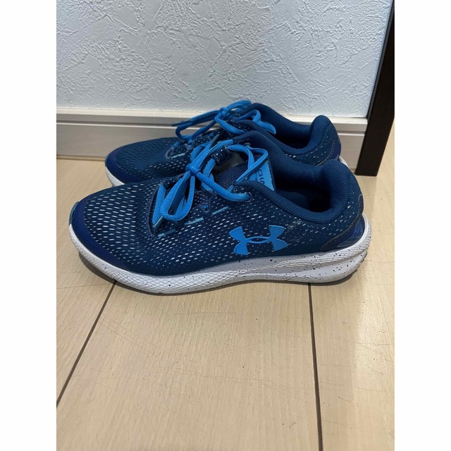 UNDER ARMOUR(アンダーアーマー)のアンダーアーマー  ジュニアシューズ　22.5cm キッズ/ベビー/マタニティのキッズ靴/シューズ(15cm~)(スニーカー)の商品写真