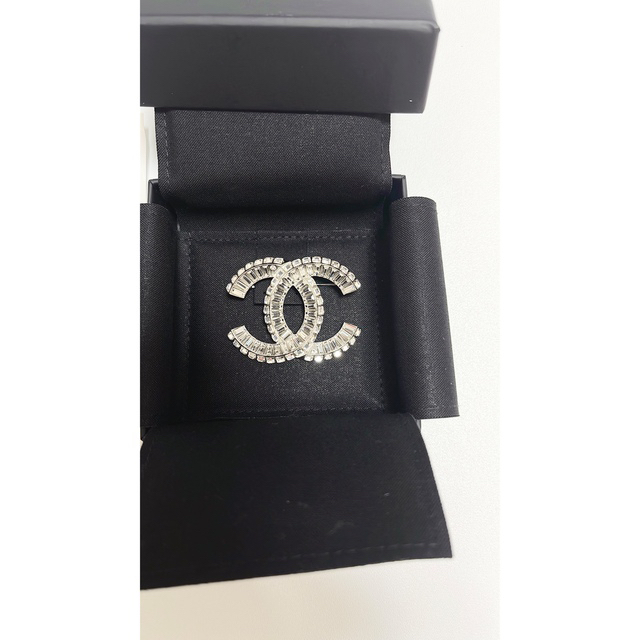 最も完璧な CHANEL - シャネル ココマーク ブローチ 人気完売品 新品未