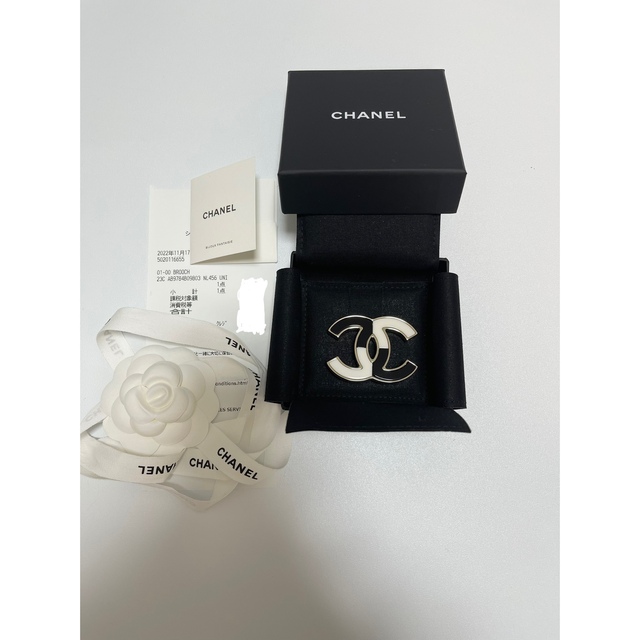 CHANEL(シャネル)のCHANEL シャネル　23C  ココマーク　ブローチ　新品未使用 レディースのアクセサリー(ブローチ/コサージュ)の商品写真