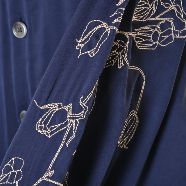 MIHARAYASUHIRO(ミハラヤスヒロ)のfit MIHARA YASUHIRO 袖刺繍 ポリ ロング シャツ メンズのトップス(シャツ)の商品写真