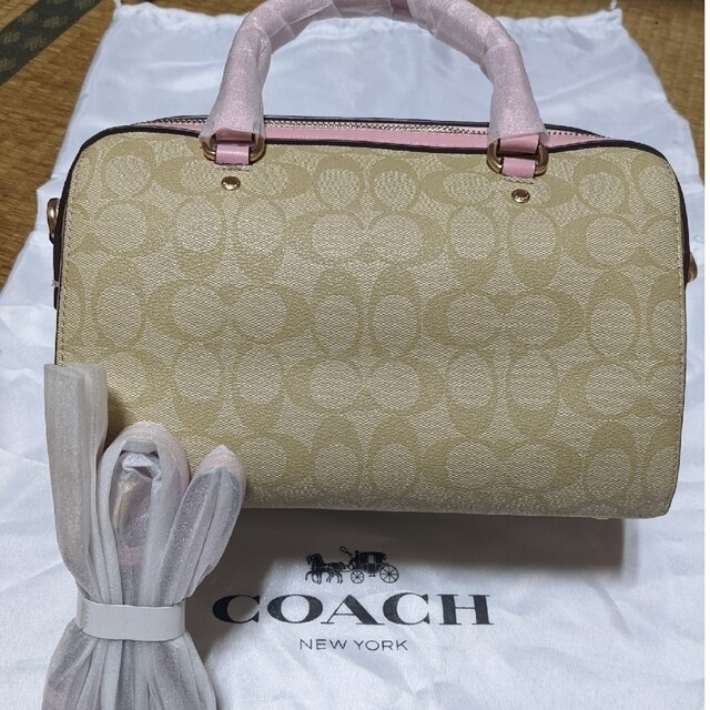 COACH ミニバッグ シグネチャー ピンクのワンポイント-