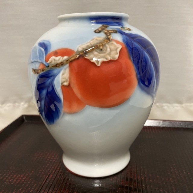 インテリア小物深川製磁の高級花瓶　浮き彫り技法により立体的に浮立たせた美術工芸の花瓶