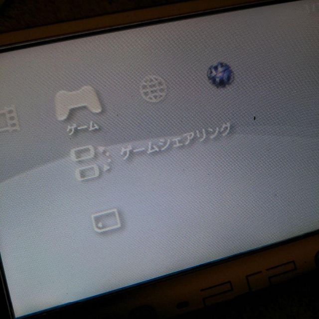 SONY(ソニー)のPSP3000番台　シルバー本体のみ　ジャンク エンタメ/ホビーのゲームソフト/ゲーム機本体(携帯用ゲーム機本体)の商品写真