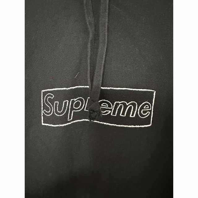 Supreme(シュプリーム)のSupreme KAWS Chalk Logo HoodedSweatshirt メンズのトップス(パーカー)の商品写真