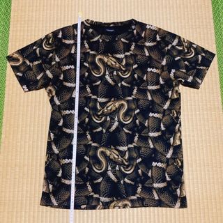 マルセロブロン(MARCELO BURLON)の新品未使用！　マルセロバーロン　スネーク総柄カットソー　サイズXS(Tシャツ/カットソー(半袖/袖なし))