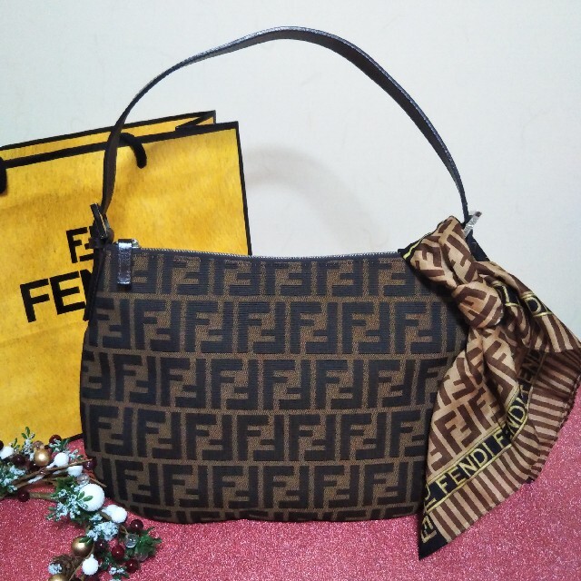 大流行中！ FENDI - ズッカ柄 ワンショルダー フェンディ FENDI