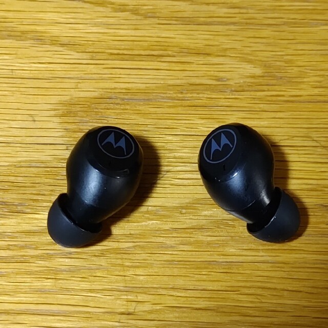 Motorola(モトローラ)の新品　motorola Motobuds Charge SH067 スマホ/家電/カメラのオーディオ機器(ヘッドフォン/イヤフォン)の商品写真