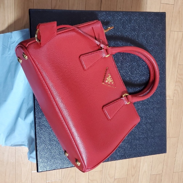 PRADA　バッグ　赤バッグ