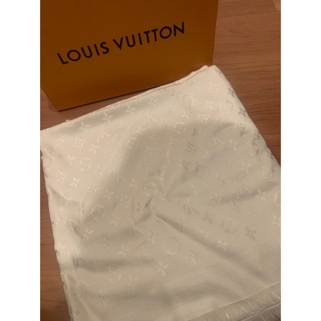 LOUIS VUITTON(ルイヴィトン)のルイヴィトン ショールモノグラム シャイン 大判ストール シルク ブロン 白 レディースのファッション小物(ストール/パシュミナ)の商品写真