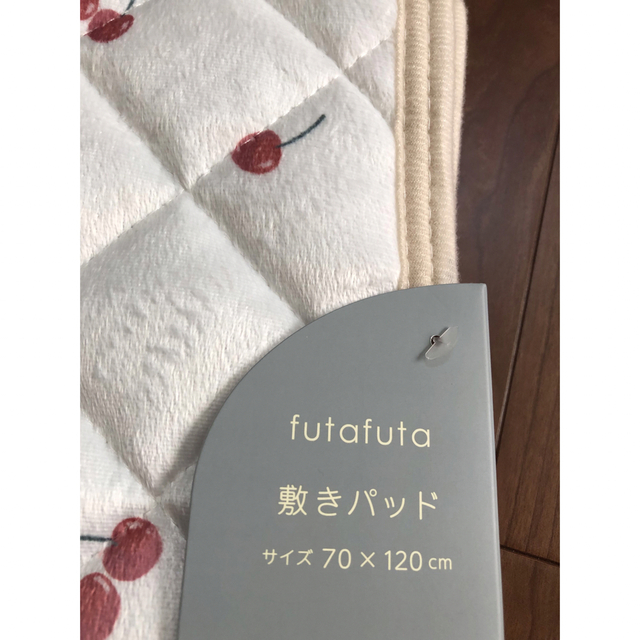 futafuta(フタフタ)の新品 futafuta フタフタ 敷きパッド さくらんぼ バースデイ キッズ/ベビー/マタニティの寝具/家具(敷パッド)の商品写真