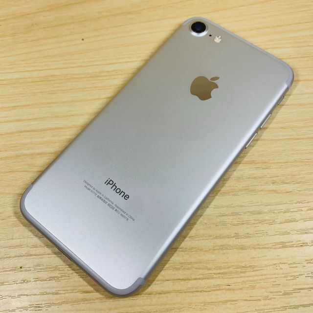 Apple(アップル)の美品 ﾊﾞｯﾃﾘｰ97％ SIMﾌﾘｰ iPhone7 32GB P119 スマホ/家電/カメラのスマートフォン/携帯電話(スマートフォン本体)の商品写真