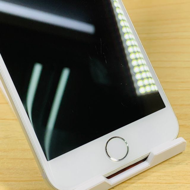 Apple(アップル)の美品 ﾊﾞｯﾃﾘｰ97％ SIMﾌﾘｰ iPhone7 32GB P119 スマホ/家電/カメラのスマートフォン/携帯電話(スマートフォン本体)の商品写真