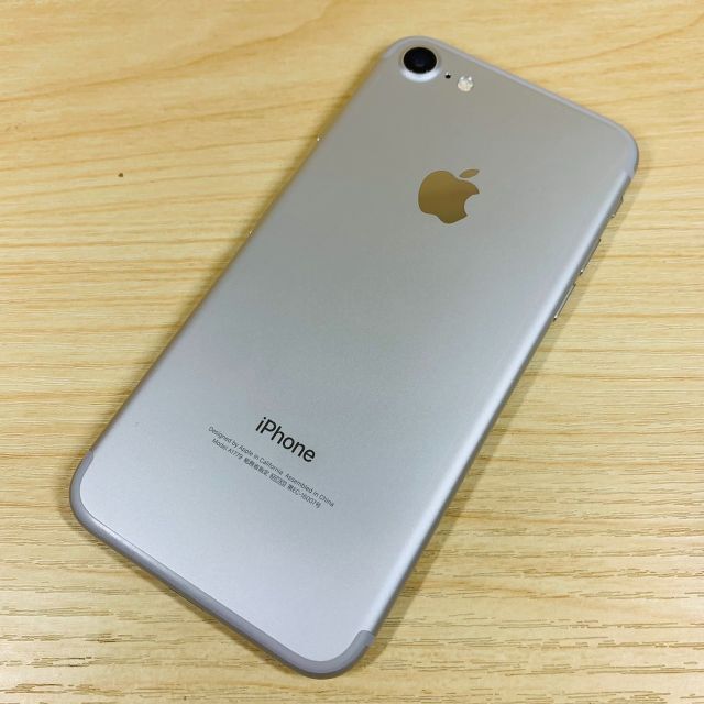 Apple(アップル)の美品 ﾊﾞｯﾃﾘｰ100％ SIMﾌﾘｰ iPhone7 32GB P139 スマホ/家電/カメラのスマートフォン/携帯電話(スマートフォン本体)の商品写真