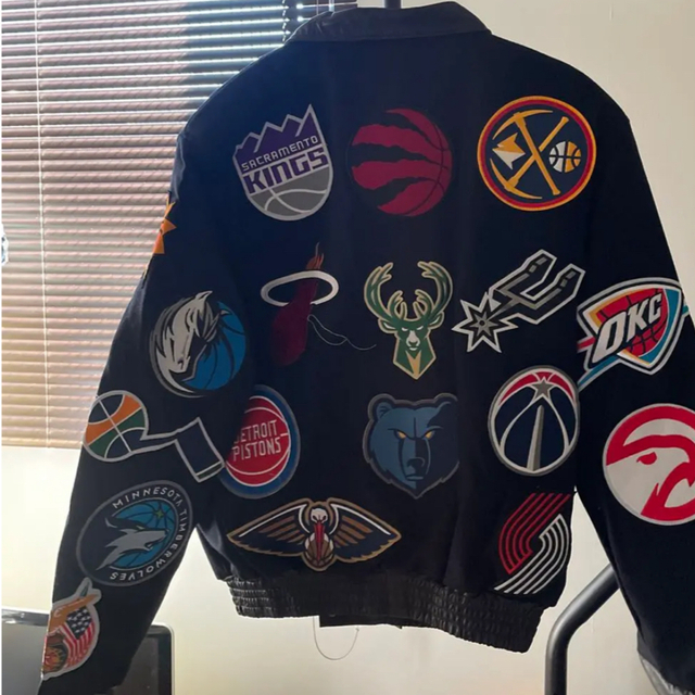 Import & Select(インポートアンドセレクト)の新品。　NBA ジェフハミルトン 全チームロゴ　スタジャンJACKET メンズのジャケット/アウター(ブルゾン)の商品写真