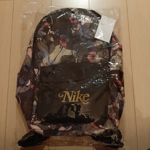 NIKE(ナイキ)の新品　未使用　ナイキ　ヘリテージ　バックパック　リュック　ユニセックス　花柄 レディースのバッグ(リュック/バックパック)の商品写真