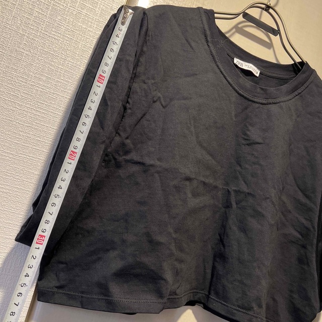 ZARA(ザラ)のZARA 黒　トップス　クロップド　チラ見せ レディースのトップス(Tシャツ(半袖/袖なし))の商品写真