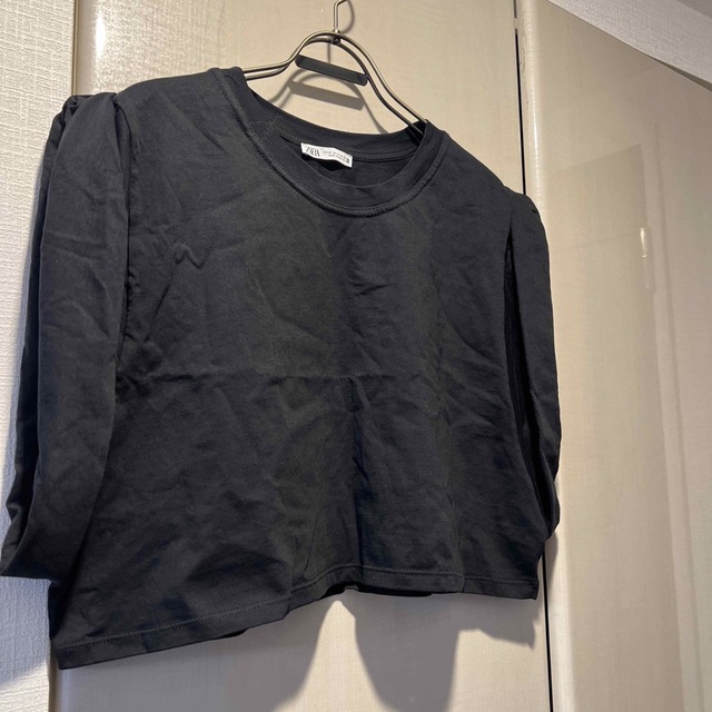 ZARA(ザラ)のZARA 黒　トップス　クロップド　チラ見せ レディースのトップス(Tシャツ(半袖/袖なし))の商品写真