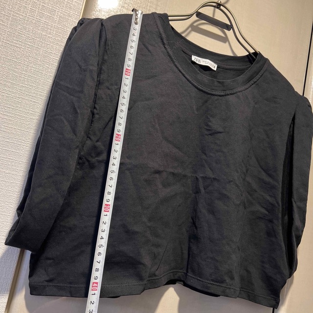 ZARA(ザラ)のZARA 黒　トップス　クロップド　チラ見せ レディースのトップス(Tシャツ(半袖/袖なし))の商品写真