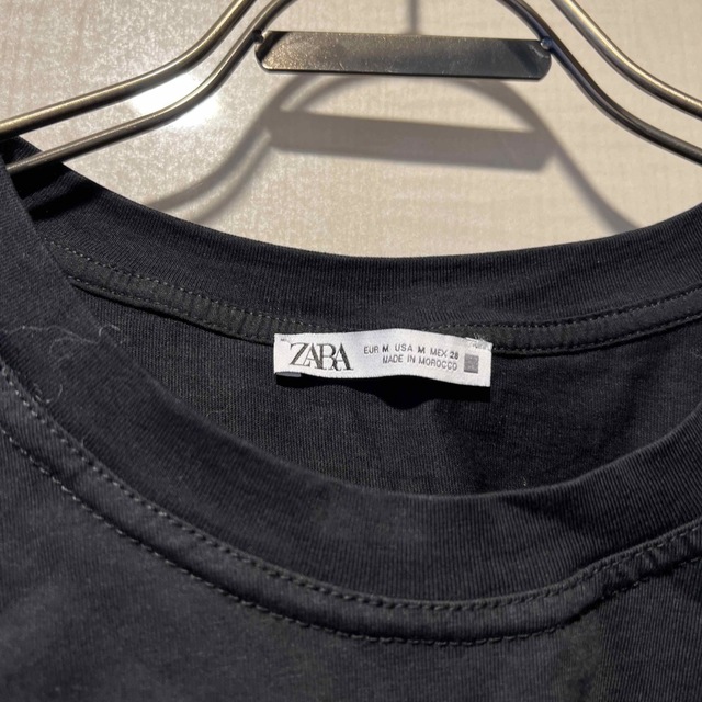 ZARA(ザラ)のZARA 黒　トップス　クロップド　チラ見せ レディースのトップス(Tシャツ(半袖/袖なし))の商品写真