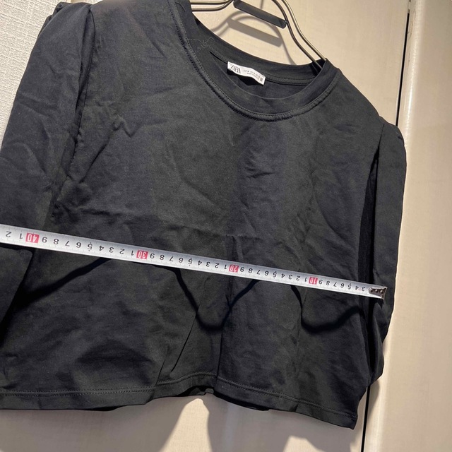 ZARA(ザラ)のZARA 黒　トップス　クロップド　チラ見せ レディースのトップス(Tシャツ(半袖/袖なし))の商品写真