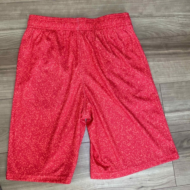 UNDER ARMOUR(アンダーアーマー)のショート丈　パンツ　柄　赤　160cm キッズ/ベビー/マタニティのキッズ服男の子用(90cm~)(パンツ/スパッツ)の商品写真