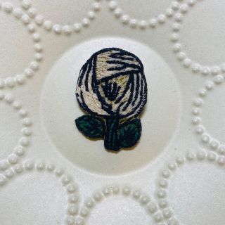 ミナペルホネン　花　ブローチ　刺繍　ワッペン　バッヂ　ハンドメイド　薔薇　ローズ(ブローチ/コサージュ)