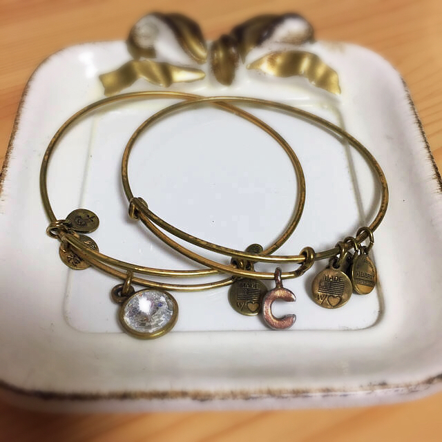 BEAUTY&YOUTH UNITED ARROWS(ビューティアンドユースユナイテッドアローズ)の✳︎alex and ani✳︎イニシャル・ストーンバングル レディースのアクセサリー(ブレスレット/バングル)の商品写真