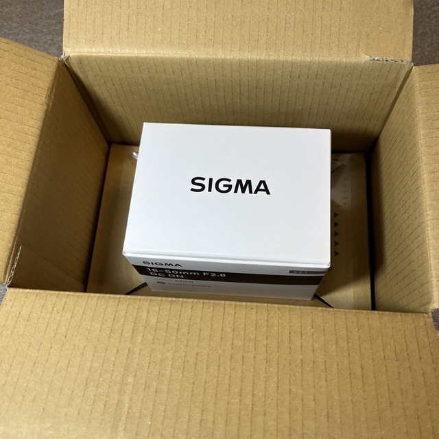 SIGMA(シグマ)のSIGMA 18-50mm F2.8 DC DN 富士フイルムXマウント 新品 スマホ/家電/カメラのカメラ(レンズ(ズーム))の商品写真