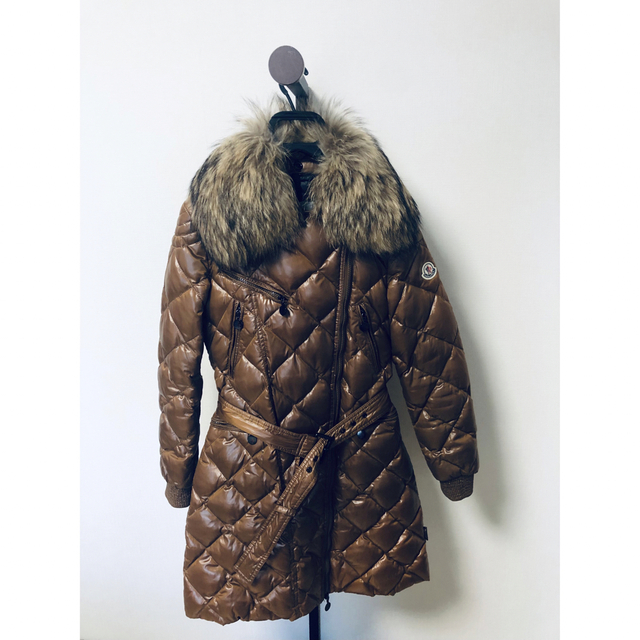 MONCLER(モンクレール)のモンクレール レディース ダウン　キャメル色 レディースのジャケット/アウター(ダウンジャケット)の商品写真