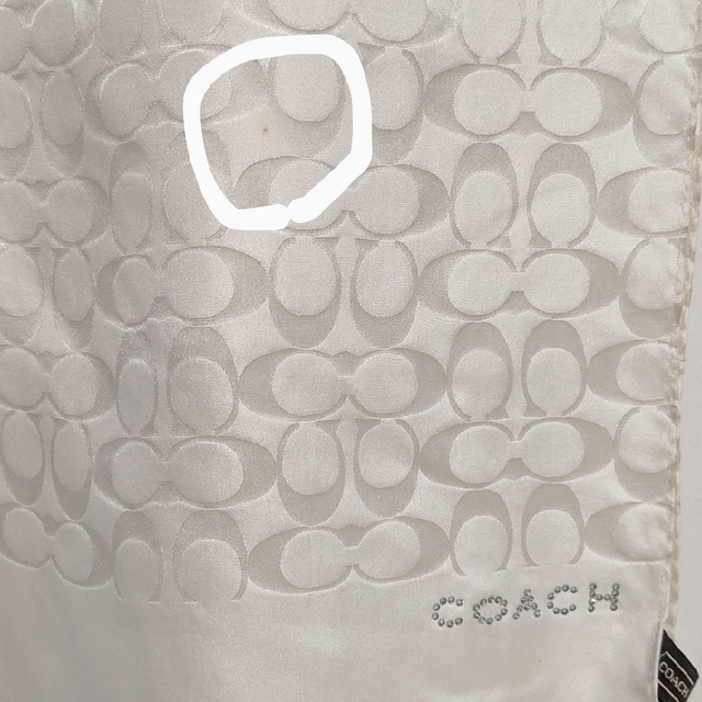 COACH(コーチ)のＣＯＡＣＨ☆コーチ☆シルク100%☆アイボリーカラー レディースのファッション小物(バンダナ/スカーフ)の商品写真