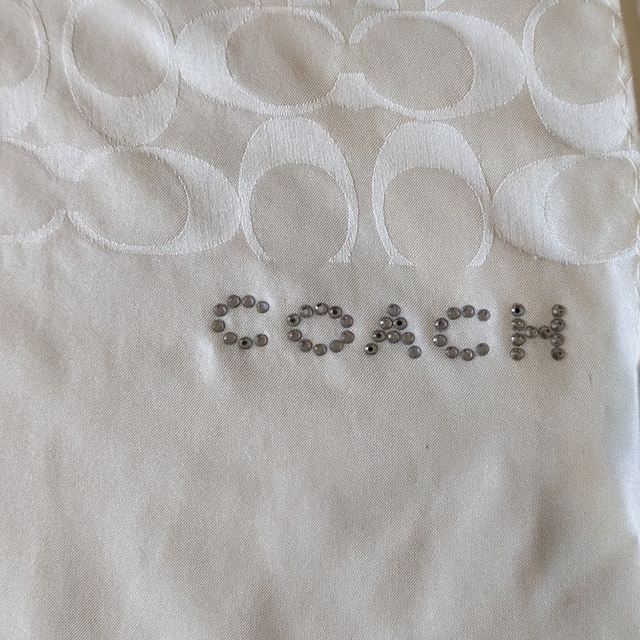 COACH(コーチ)のＣＯＡＣＨ☆コーチ☆シルク100%☆アイボリーカラー レディースのファッション小物(バンダナ/スカーフ)の商品写真