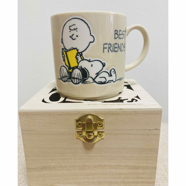 SNOOPY(スヌーピー)の【新品】スヌーピー  マグカップ　木箱付 インテリア/住まい/日用品のキッチン/食器(グラス/カップ)の商品写真