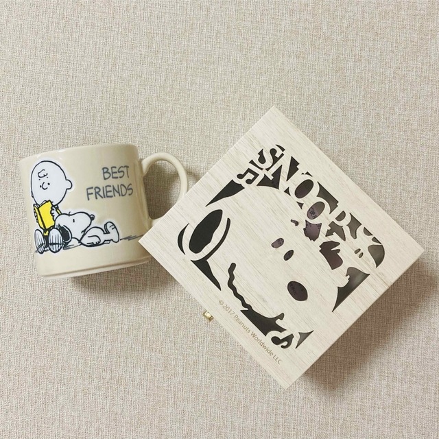 SNOOPY(スヌーピー)の【新品】スヌーピー  マグカップ　木箱付 インテリア/住まい/日用品のキッチン/食器(グラス/カップ)の商品写真