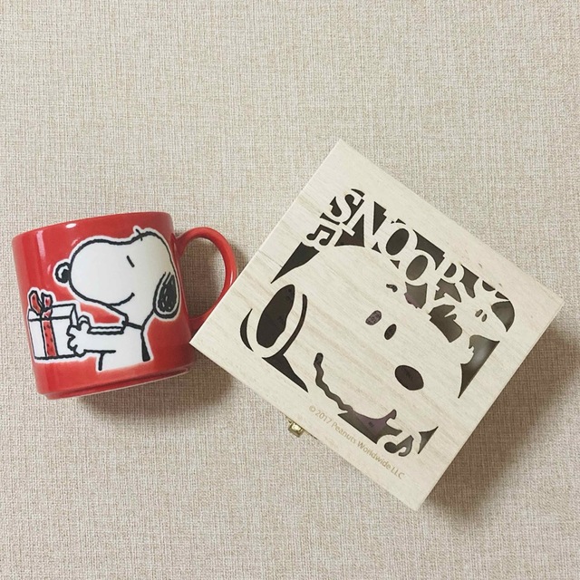 SNOOPY(スヌーピー)の【新品】スヌーピー  マグカップ　木箱付 インテリア/住まい/日用品のキッチン/食器(グラス/カップ)の商品写真