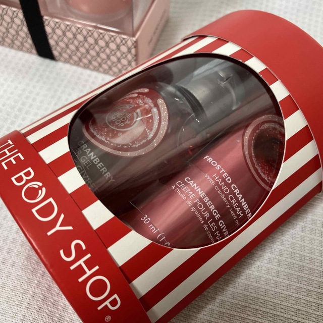 THE BODY SHOP(ザボディショップ)のザ・ボディショップ　フレグランスミニギフト　ホワイトムスク　クランベリー コスメ/美容のボディケア(ボディローション/ミルク)の商品写真