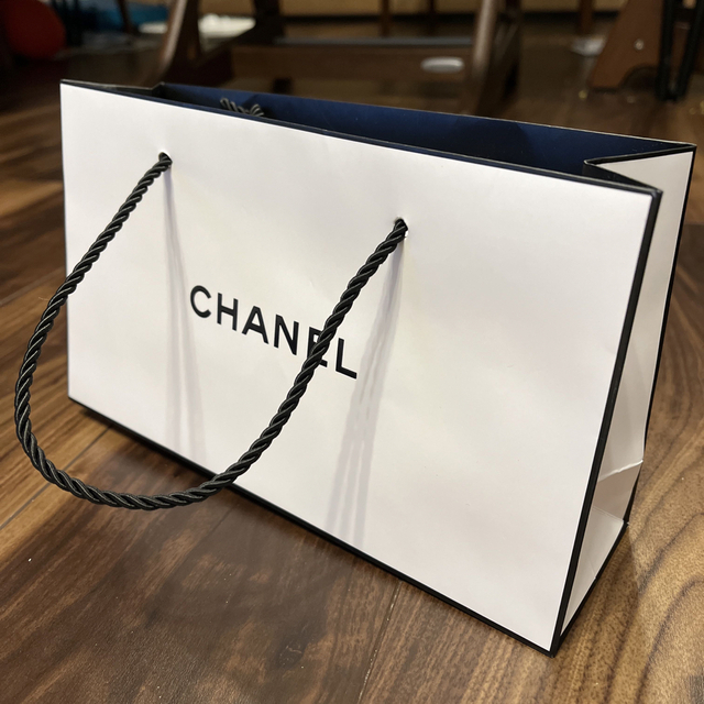 CHANEL(シャネル)のCHANEL シャネル　紙袋　ショッパー　ショップ袋 レディースのバッグ(ショップ袋)の商品写真