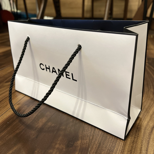 CHANEL(シャネル)のCHANEL シャネル　紙袋　ショッパー　ショップ袋 レディースのバッグ(ショップ袋)の商品写真