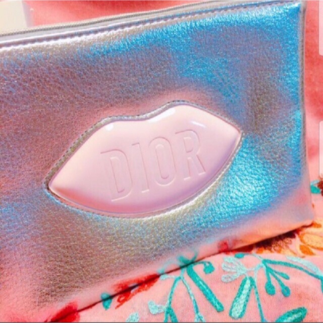 Dior(ディオール)のディオール シルバー リップ ノベルティ ポーチ レディースのファッション小物(ポーチ)の商品写真