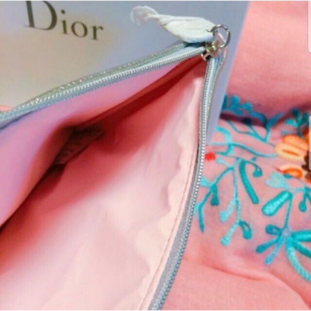 Dior(ディオール)のディオール シルバー リップ ノベルティ ポーチ レディースのファッション小物(ポーチ)の商品写真