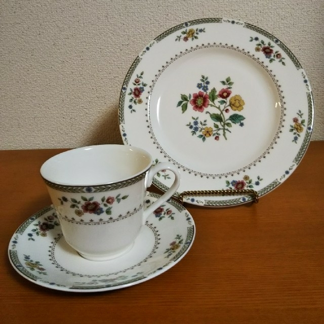 Royal Doulton - ロイヤルドルトン カップ&ソーサー、プレート3点