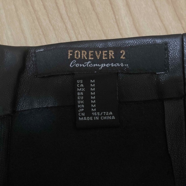 FOREVER 21(フォーエバートゥエンティーワン)のフォーエバー21 フェイクレザースカート レディースのスカート(ひざ丈スカート)の商品写真