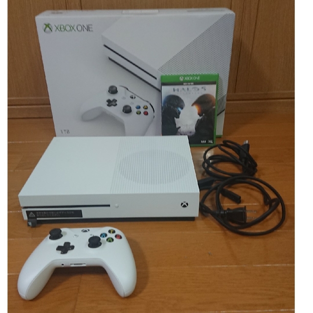 Xbox(エックスボックス)のMicrosoft Xbox One S 1TB (Halo Collectio エンタメ/ホビーのゲームソフト/ゲーム機本体(家庭用ゲーム機本体)の商品写真