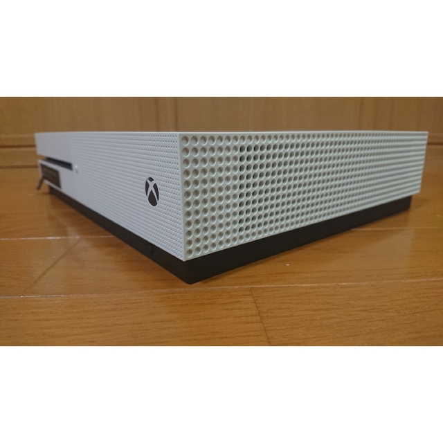 Xbox(エックスボックス)のMicrosoft Xbox One S 1TB (Halo Collectio エンタメ/ホビーのゲームソフト/ゲーム機本体(家庭用ゲーム機本体)の商品写真