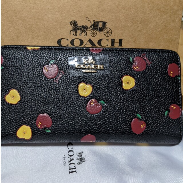 COACH  長財布　ラウンドファスナー　りんご黒