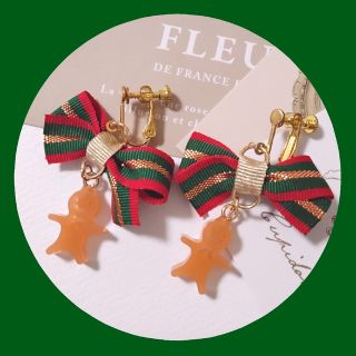 ジンジャーマンクッキーのクリスマスイヤリング/ピアス　赤　緑　レジンアクセサリー(ピアス)